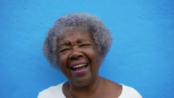 Een Vrolijke Zwarte Afrikaanse Oudere Vrouw — Stockfoto