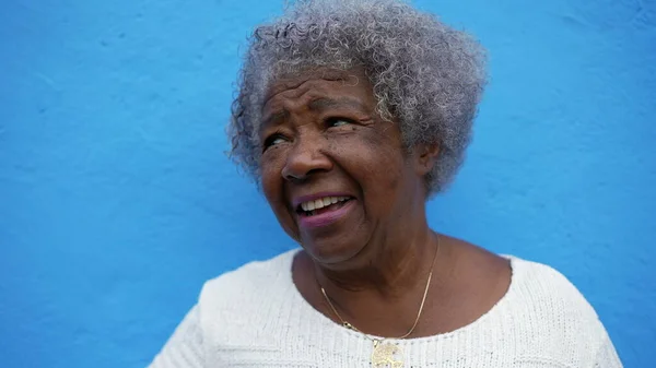 Een Vrolijke Zwarte Afrikaanse Oudere Vrouw — Stockfoto