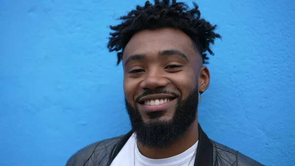 Щасливий Молодий Чорношкірий Чоловік Усміхається Портрету Однієї Харизматичної Африканської Людини — стокове фото