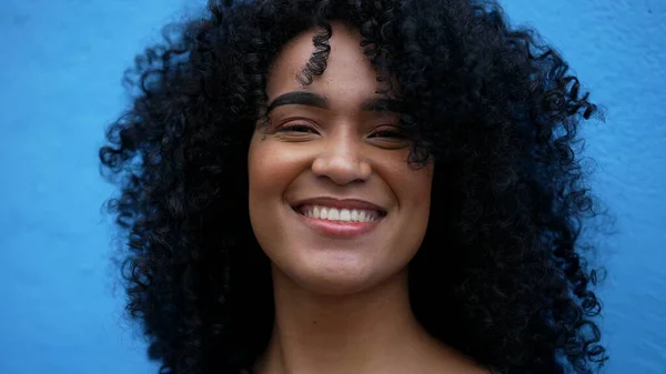 Uma Mulher Latino Africana Feliz Rindo Sorrindo — Fotografia de Stock