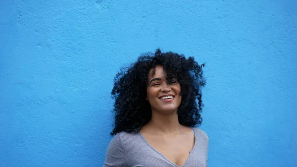 Una Feliz Mujer Latina Africana Riendo Sonriendo — Foto de Stock