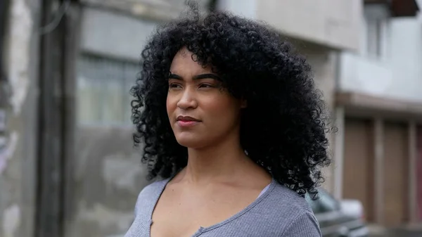 Uma Mulher Brasileira Feliz Rua Urbana — Fotografia de Stock