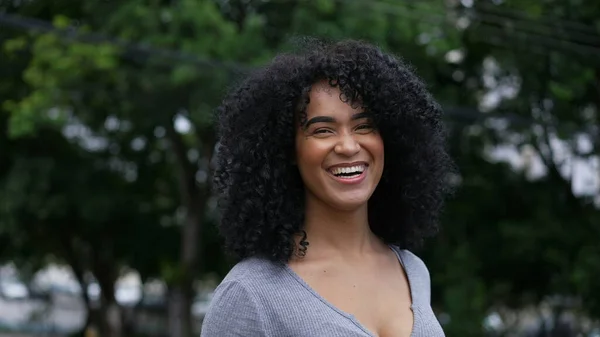 Şehir Sokağında Dikilen Mutlu Brezilyalı Bir Kadın — Stok fotoğraf