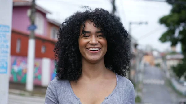 Une Femme Brésilienne Heureuse Debout Dehors Dans Rue Urbaine — Photo