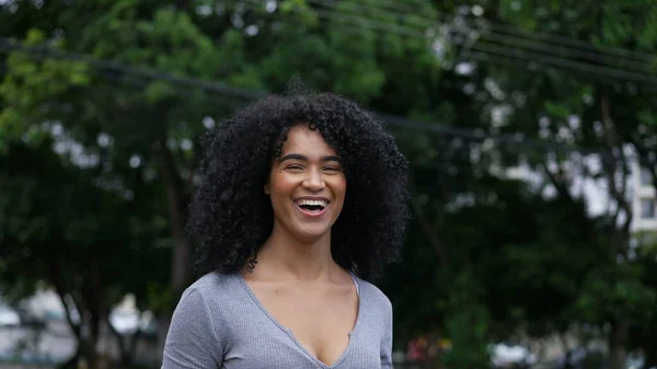 Şehir Sokağında Dikilen Mutlu Brezilyalı Bir Kadın — Stok fotoğraf