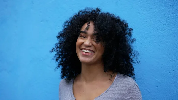 Una Joven Amante Diversión Apoyada Pared Azul Riendo Sonriendo —  Fotos de Stock