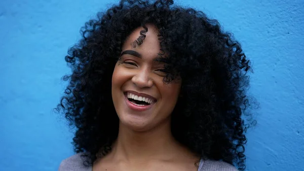 Zabawa Kochająca Młoda Kobieta Opierająca Się Niebieskiej Ścianie Śmiejąc Się — Zdjęcie stockowe