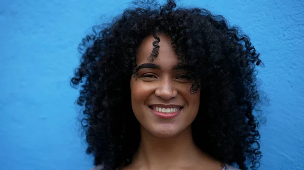 Uma Jovem Amorosa Divertida Apoiada Parede Azul Rindo Sorrindo — Fotografia de Stock