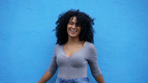 Mavi Duvara Yaslanmış Gülen Gülümseyen Eğlenceli Bir Genç Kadın — Stok fotoğraf