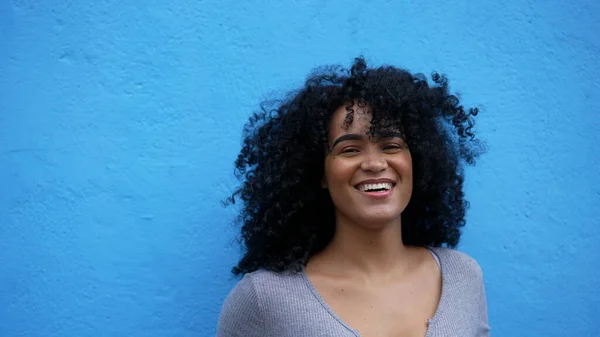 Uma Jovem Amorosa Divertida Apoiada Parede Azul Rindo Sorrindo — Fotografia de Stock