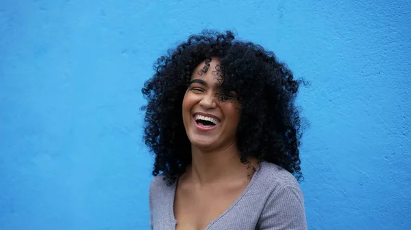 Zabawa Kochająca Młoda Kobieta Opierająca Się Niebieskiej Ścianie Śmiejąc Się — Zdjęcie stockowe