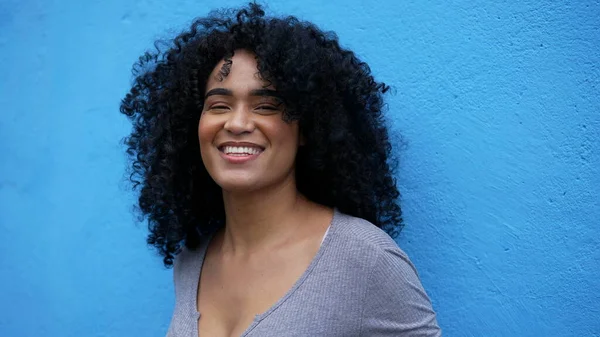 Uma Jovem Amorosa Divertida Apoiada Parede Azul Rindo Sorrindo — Fotografia de Stock