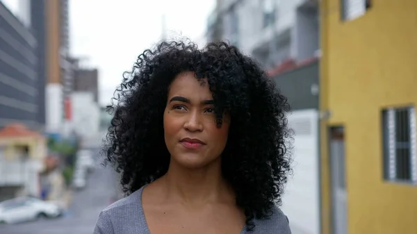 Una Donna Brasiliana Fiduciosa Che Cammina Fuori Strada Urbana — Foto Stock