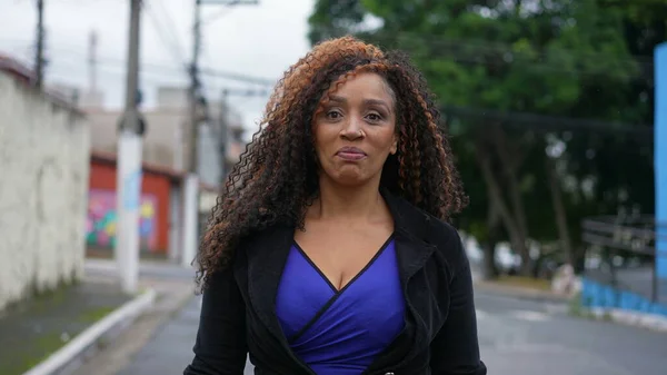 Sokakta Kameraya Doğru Yürüyen Kendine Güvenen Bir Latin Kadın — Stok fotoğraf