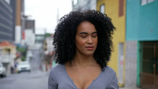 Una Donna Brasiliana Fiduciosa Che Cammina Fuori Strada Urbana — Foto Stock