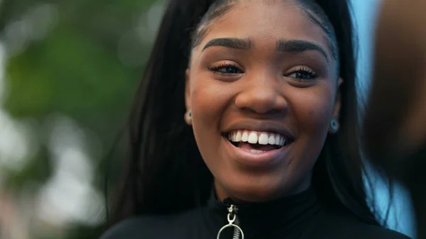 Una Cara Chica Negra Riendo Sonriendo Conversación Una Cara Chica — Foto de Stock