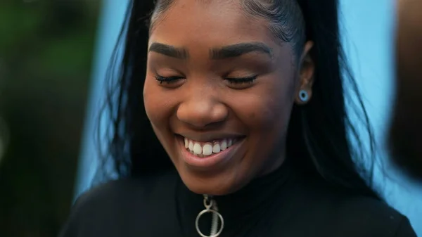 Una Cara Chica Negra Riendo Sonriendo Conversación Una Cara Chica — Foto de Stock