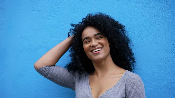 Uma Mulher Negra Diversificada Fora Fundo Azul Rindo Sorrindo — Fotografia de Stock