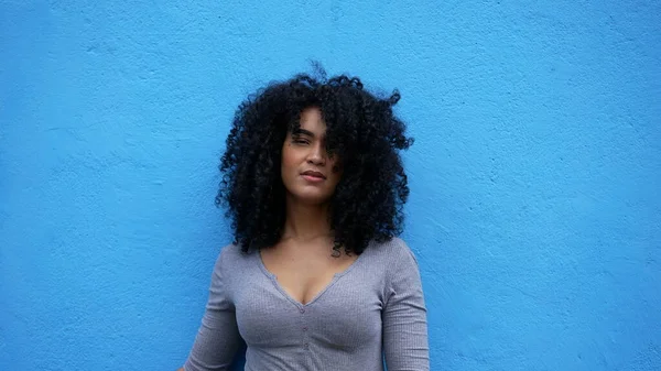 Mavi Arka Planda Duran Siyah Bir Kadın Gülüyor Gülümsüyor — Stok fotoğraf