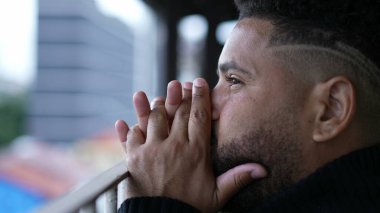 Çözüm düşünen endişeli bir adam. Düşünceli bir insan.