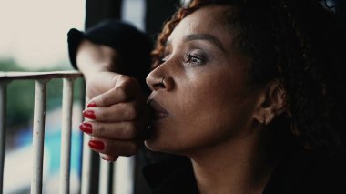 Düşünceli bir Afrikalı kadın hayatı düşünüyor. Düşüncelere dalmış siyah bir kadın.