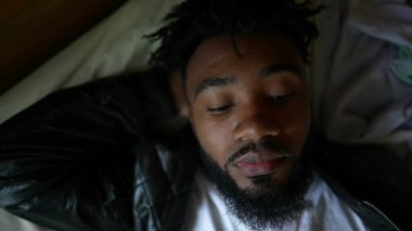 Hayatı düşünen düşünceli bir adam. Dalgın bir insan.