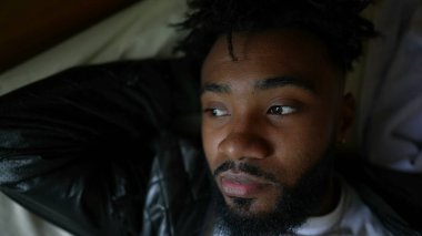 Hayatı düşünen düşünceli bir adam. Dalgın bir insan.