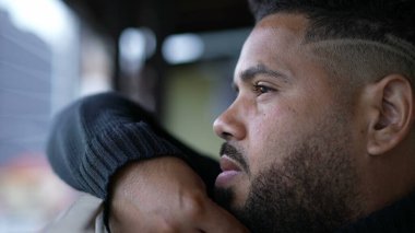 Düşünceli, düşünceli, düşünceli bir İspanyol.