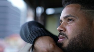 Düşünceli, düşünceli, düşünceli bir İspanyol.