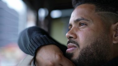 Düşünceli, düşünceli, düşünceli bir İspanyol.