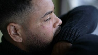 Düşünceli, düşünceli, düşünceli bir İspanyol.