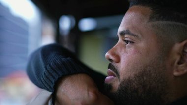 Hayatı düşünen düşünceli genç bir İspanyol.