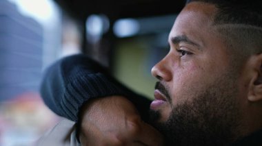 Hayatı düşünen düşünceli genç bir İspanyol.