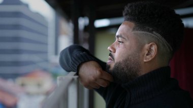 Hayatı düşünen düşünceli genç bir İspanyol.