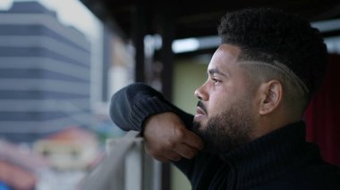 Hayatı düşünen düşünceli genç bir İspanyol.