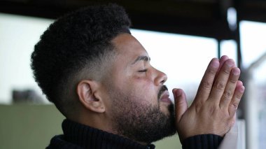 Bir adam Tanrı 'ya dua ediyor Latin bir insan umutlu olması için dua ediyor.