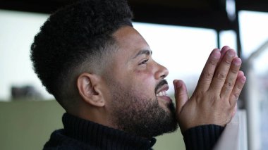 Bir adam Tanrı 'ya dua ediyor Latin bir insan umutlu olması için dua ediyor.