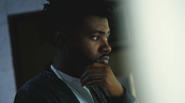 Çözümü düşünen adam endişeli bir insan karar vermeyi düşünüyor.