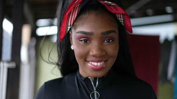 Portrait Black Teenager Girl Face Smiling Camera — Stockfoto