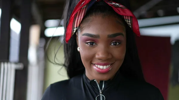 Retrato Una Adolescente Negra Sonriendo Cámara — Foto de Stock