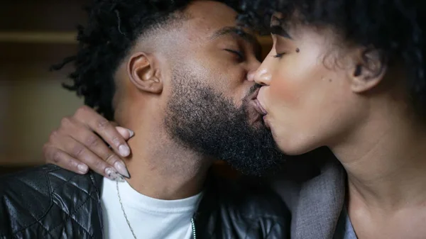 Beijo Apaixonado Casal Negro Beijando Homem Africano Mulher Amor — Fotografia de Stock