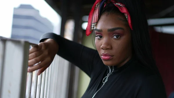 Uma Jovem Mulher Retrato Rosto Close Olhando Para Câmera — Fotografia de Stock