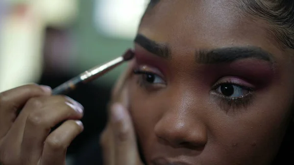 Genç Siyah Bir Kız Aynanın Önünde Makyaj Yapıyor — Stok fotoğraf