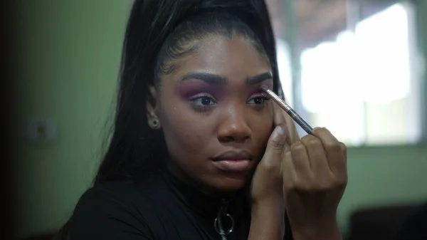 Uma Jovem Garota Negra Aplicando Maquiagem Frente Espelho — Fotografia de Stock