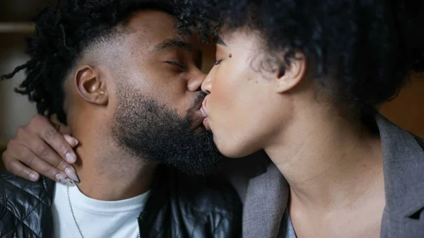 Jovem Casal Negro Beijando Apaixonadamente — Fotografia de Stock