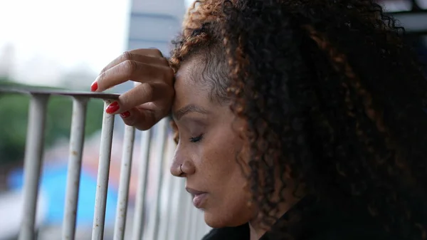 Una Mujer Negra Cansada Con Los Ojos Cerrados Pensando — Foto de Stock