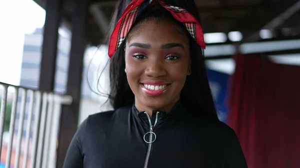 Гізпанічний Портрет Чорної Дівчини Підлітка Усміхається Бразильській Молодій Жінці — стокове фото