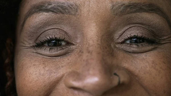Macro Close Olhos Pessoa Sorrindo Uma Mulher Negra Expressão Feliz — Fotografia de Stock