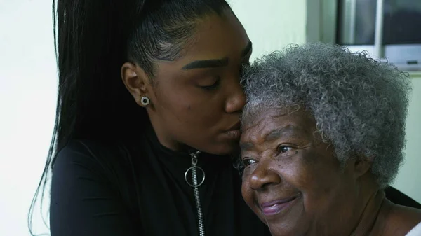 Nesil kadın portresi, kameraya birlikte poz veren bir büyükanne ve toruna bakıyor.