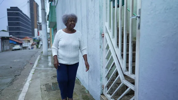 Uma Mulher Mais Velha Chegando Casa Abrindo Portão Dianteiro Entrando — Fotografia de Stock
